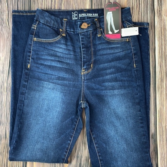 Junior’s No Boundaries Super High Rise Curvy No- Gap Waistband Jegging - Size 5 - Picture 3 of 3